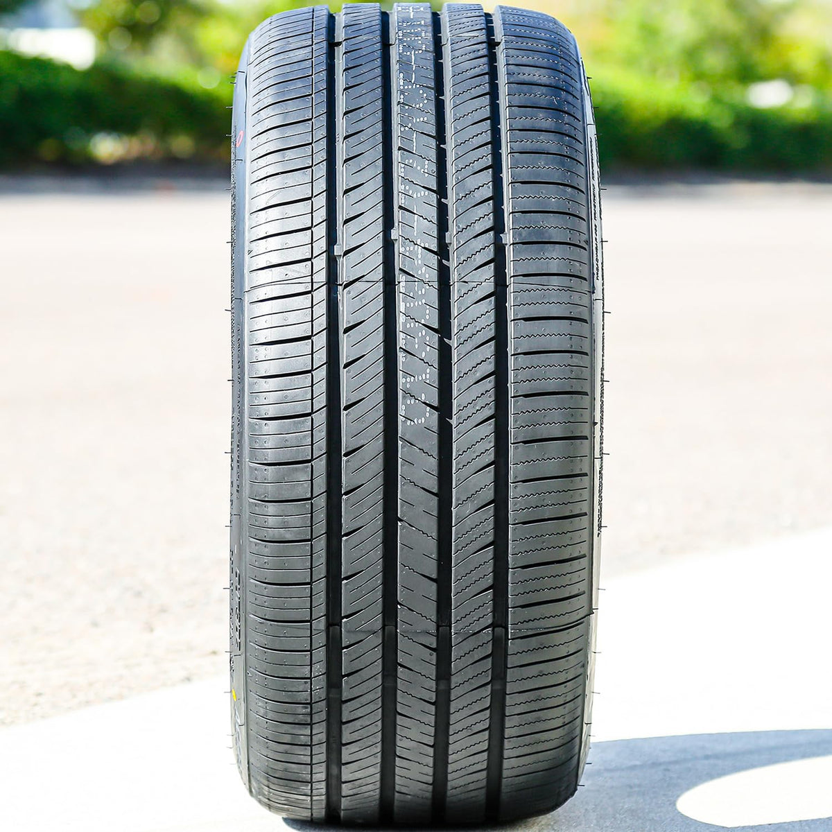 235/40ZR18 95W XL All Season Passenger Tire T279055
